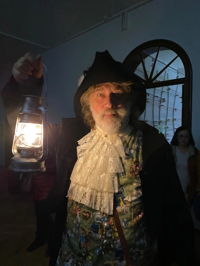 Nachtwächter mit Taschenlampe