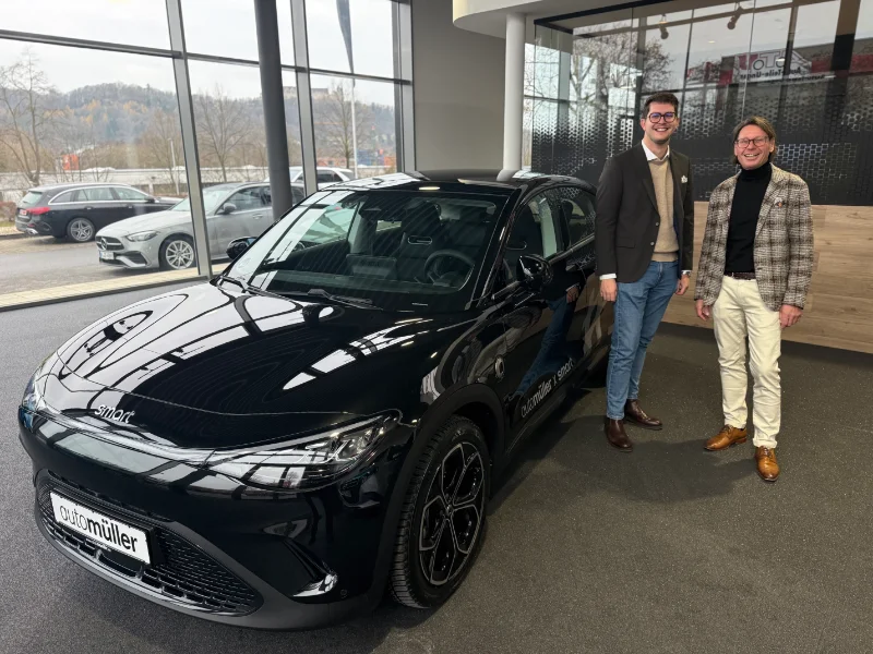 v.l.n.r. smart #3, Tom Siniawa (Verkäufer PKW Neuwagen) und Thilo Bohl (Centerleiter Coburg/Kronach).