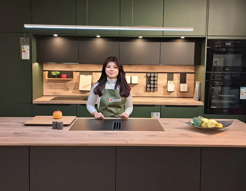 Teresa Kippelt in der Küche von Möbel Hofmann